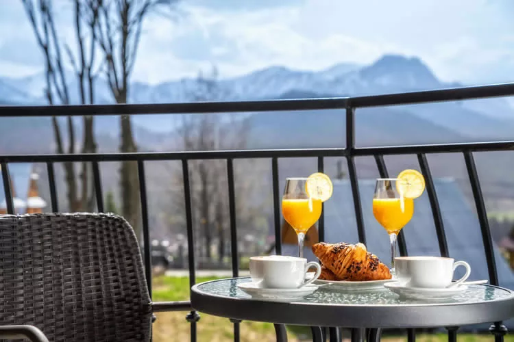 Hotel oferujący pokoje do wynajęcia w atrakcyjnej cenie w Zakopanem